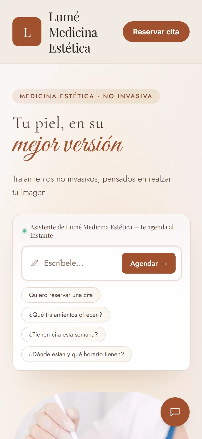 La misma página de Clínica Lumé en un teléfono